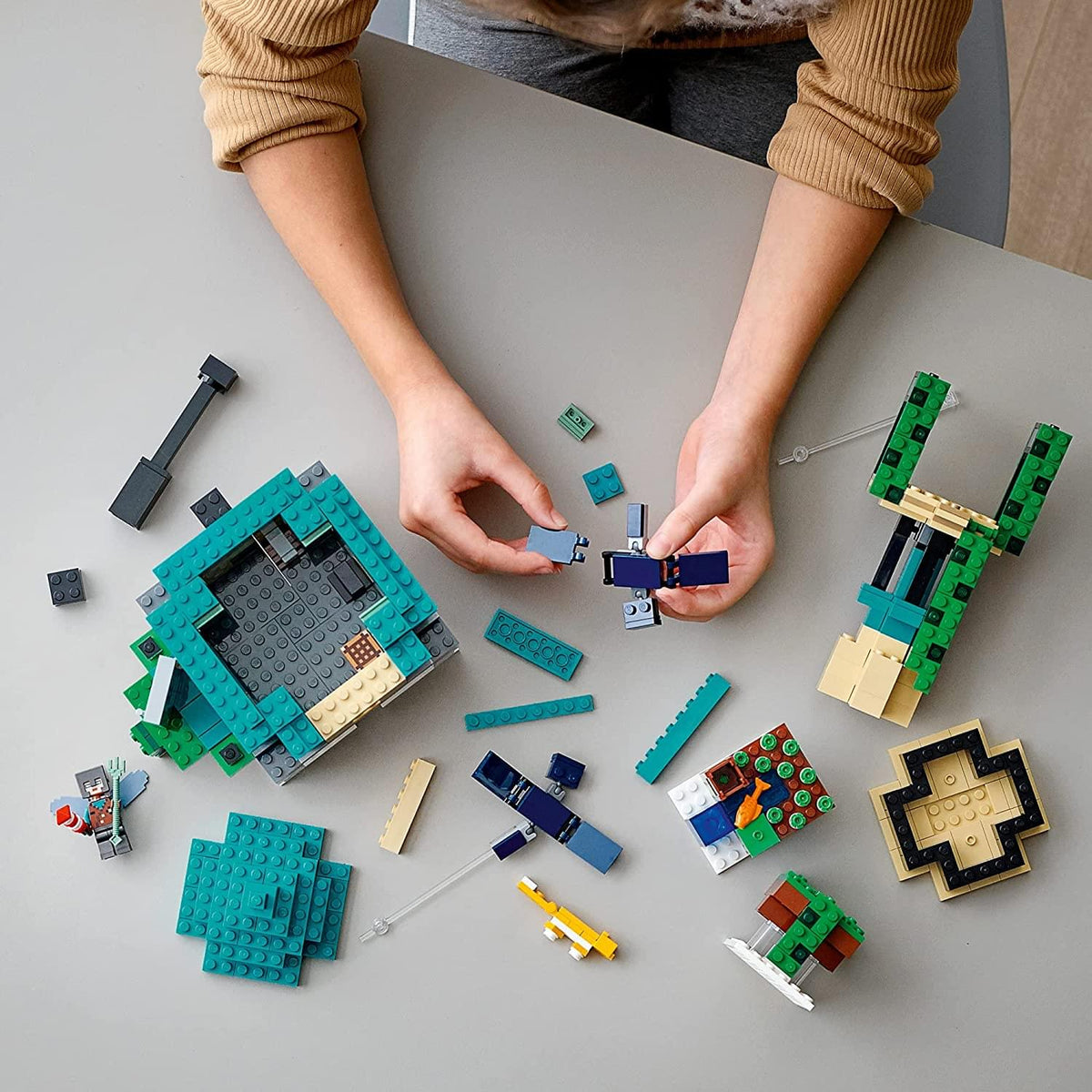 LEGO Minecraft 21173 The Sky Tower 565 Piece Building Kit
